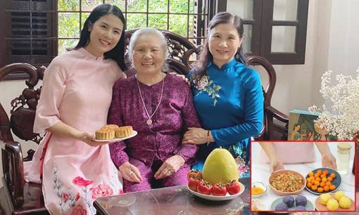 Hoa hậu Ngọc Hân làm bánh trung thu cực khéo, được mẹ và bà ngoại khen hết lời