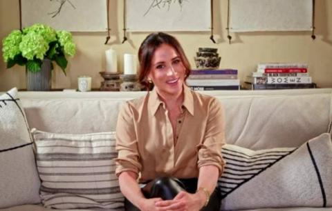 Thoát khỏi những quy tắc ăn mặc gò bó ở Hoàng gia Anh, giờ Meghan thoải mái diện quần da bóng ôm sát 