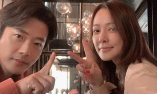 Tài tử 'Nấc thang lên thiên đường' kỷ niệm 12 năm ngày cưới, nhan sắc bà xã tuổi 40 mới là tâm điểm chú ý 