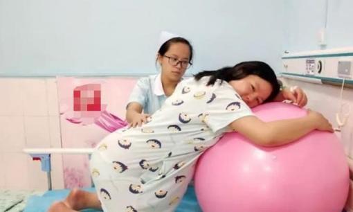 Có nhiều cách để sinh con, các bà mẹ sắp sinh hãy xem 'nằm, ngồi, quỳ và đứng', cách nào phù hợp?