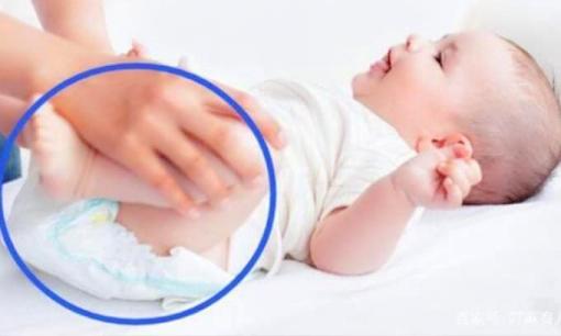 3 hành động thay tã sai lầm này dễ gây “đỏ đít” và tổn thương cột sống của bé