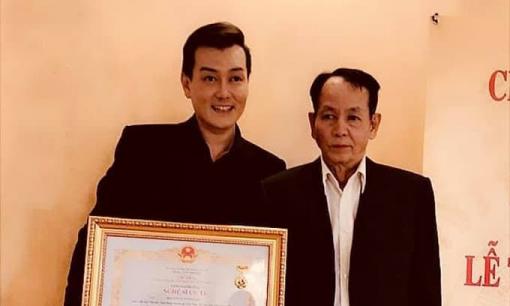 Ca sĩ Tuấn Phương nguy kịch, bố nghẹn ngào: 'Bác sĩ bảo giờ chỉ còn rút oxy là anh Phương sẽ đi'