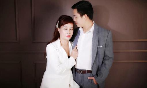 'Cô dâu 62 tuổi' Thu Sao chụp hình kỷ niệm với chồng trẻ theo phong cách công sở, ngày ngày lôi ra ngắm