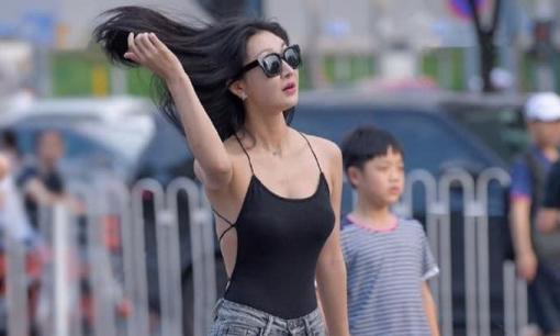 Ảnh chụp đường phố: Cô gái mặc áo hai dây ôm sát, khoe khéo vòng eo và hông, tôn vẻ quyến rũ 