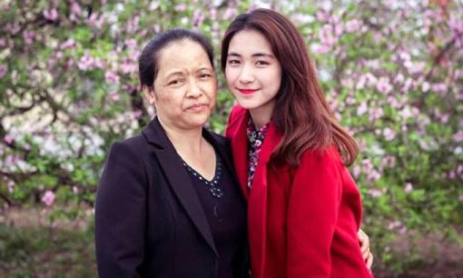 Biết Hòa Minzy là con gái ngay khi sinh xong, mẹ nữ ca sĩ buồn phát khóc trên bàn đẻ đến mức băng huyết 