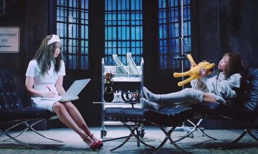 Trang phục y tá trong MV mới của BLACKPINK gây tranh cãi