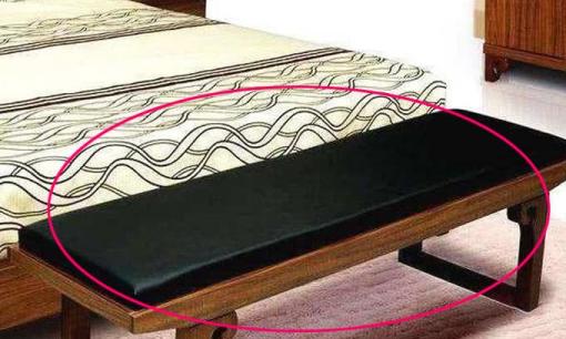 Công dụng đặc biệt của chiếc ghế đôn là gì? Tại sao người xưa lại đặt nó ở cuối giường? 