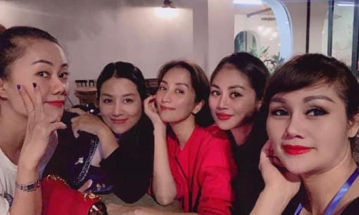 Đi họp lớp sau 27 năm ra trường, Khánh Thi nổi bật vì vẫn trẻ trung, xinh đẹp