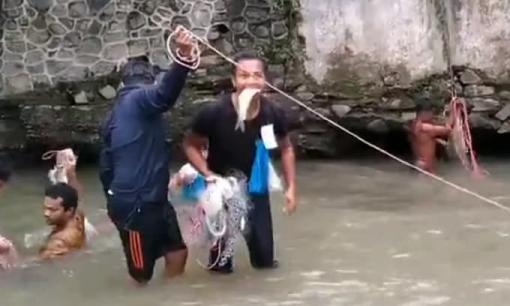 Dân làng đổ xô ra sông quăng lưới bắt cá, kết quả sau mỗi lần kéo khiến ai cũng muốn xắn tay xúm vào