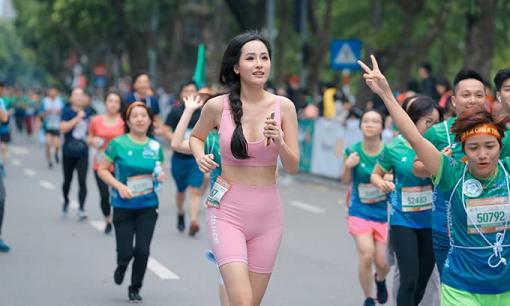 Mai Phương Thúy mặc đồ bó khoe body nuột nà thi chạy bộ giữa trời Hà Nội mưa rét