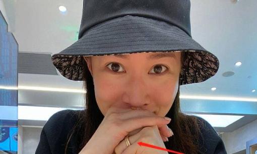 'Kế Hoàng hậu' Xa Thi Mạn bị nghi ngờ có tin hỷ khi đeo nhẫn ở ngón áp út