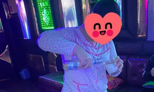 Vợ mặc nguyên bộ đồ ngủ đến tận quán karaoke tìm chồng và cái kết không ngờ tới