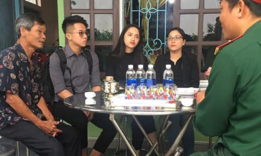 Hương Giang và Matt Liu âm thầm đến lễ tang của các chiến sĩ hy sinh ở Rào Trăng 3