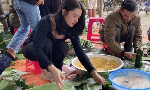 Gái xinh gây sốt khi gói bánh chưng ủng hộ miền Trung: Dân tình rầm rầm xin info