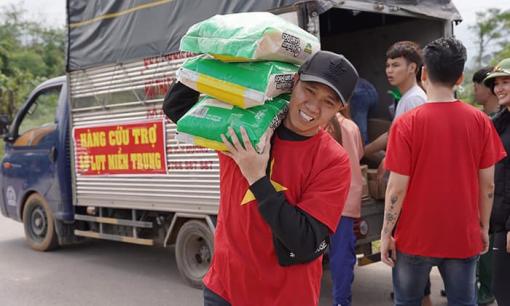 Anh Đức, Cao Thái Sơn vác hàng cứu trợ lên đồng bào miền núi