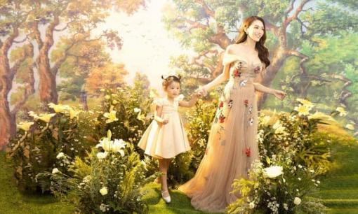 Lê Hà khoe ảnh cả gia đình, lần đầu lộ ảnh hai nhóc tì siêu cưng