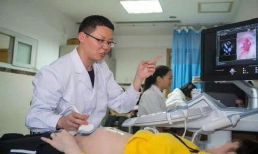 Mẹ chồng tháp tùng con dâu đi khám thai, tới nơi bác sĩ hỏi một câu khiến con dâu ngượng chín mặt! 