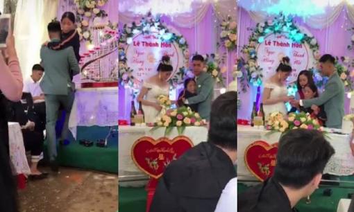 Rơi nước mắt cảnh chú rể bế mẹ bại liệt lên sân khấu trao nhẫn cho cô dâu