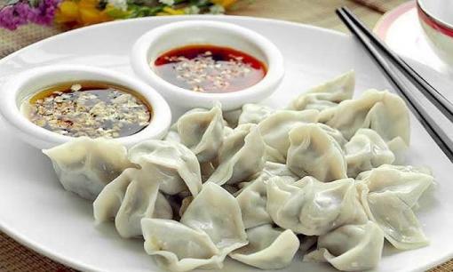 Khi nấu sủi cảo không được cho nước nóng vào nồi, sai một bước là vỏ bánh bị nứt và dính