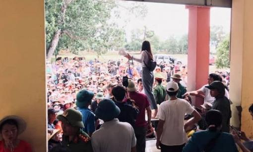 Thủy Tiên thông báo ngừng hỗ trợ tại Hải Lăng vì nhiều người 'đeo vàng, sơn móng chân' vẫn đến nhận tiền