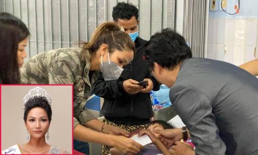 Hoa hậu H'Hen Niê trực tiếp đến bệnh viện hỏi thăm và chia sẻ mất mát với các nạn nhân may mắn sống sót sau vụ sạt lở ở Trà Leng