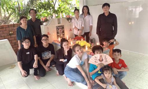 Ngọc Trinh ăn mặc giản dị, cùng gia đình đến viếng mộ mẹ