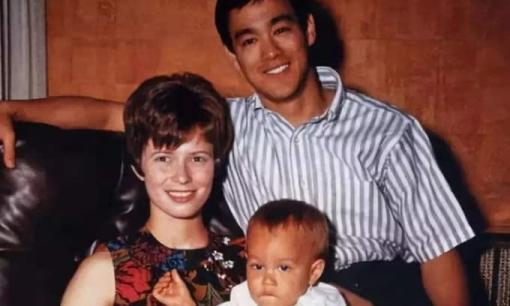 Sau khi Lý Tiểu Long qua đời, tại sao người học trò lại lấy vợ và nuôi con của ông? Lý do khiến nhiều người 'sốc'