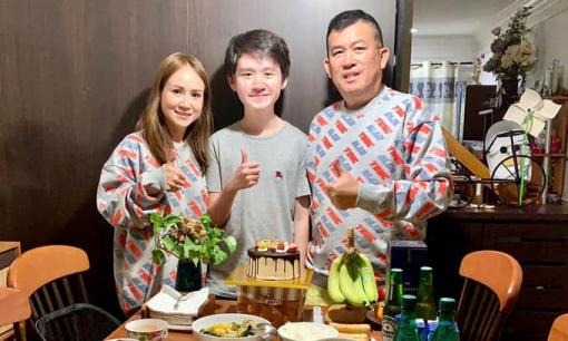 Danh hài Nhật Cường đoàn tụ với vợ con ở Mỹ, nhan sắc bà xã gây chú ý