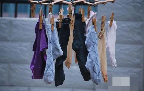 Cho tất vào máy giặt có hợp vệ sinh không? Có bị nhiễm nấm không? Đây là câu trả lời