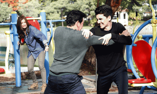 Bất ngờ trông thấy em rể ôm chặt cô đồng nghiệp, ánh mắt của cả hai khiến tôi nhớ đến hình ảnh em gái ở nhà vất vả chăm con