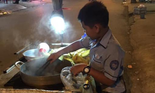 Câu chuyện phía sau cậu bé mặc áo đồng phục đi bán bắp luộc nuôi bà khiến tất cả lặng người