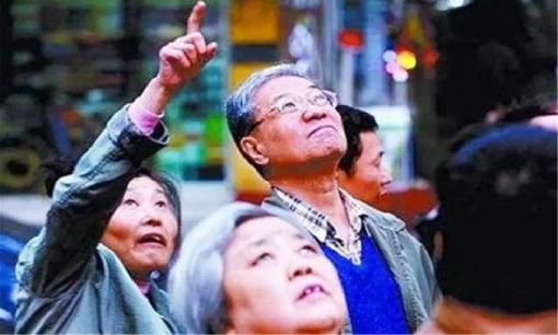 'Con ơi, mẹ không có tiền' - người mẹ nhảy từ tầng 5 tự vẫn khi bị con trai hối thúc tiền lấy vợ khiến cộng đồng mạng mạng tranh cãi