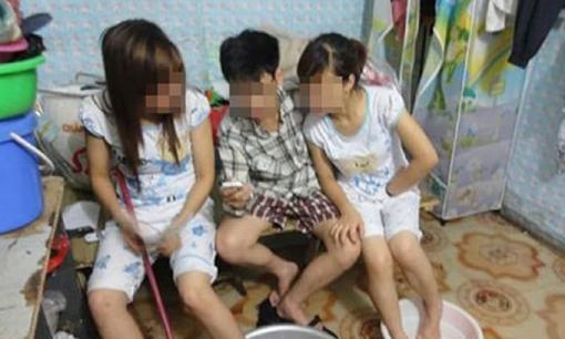 Bạn nữ cùng phòng dẫn người yêu về ngủ cùng, đêm nghe tiếng động lạ - cô gái chỉ biết nhắm nghiền mắt rồi bật khóc