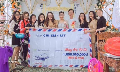 Đi tiền lẻ xưa rồi, bây giờ hội bạn thân mừng đám cưới theo kiểu phong bì 'siêu to khổng lồ'