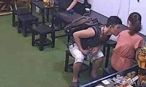 Đang ở quán cafe, nam thanh niên thản nhiên sàm sỡ chị chủ và bị phản đòn đến xanh mặt