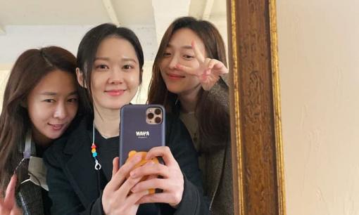 Để mặt mộc, Jang Nara vẫn trẻ trung, xinh đẹp, đánh bại cả đàn em kém 11 tuổi