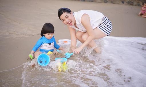 Vợ chồng diễn viên Lê Khánh đưa con trai đi du lịch Vũng Tàu