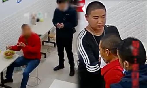 Cảnh sát tình cờ gặp đúng tên tội phạm bỏ trốn khi đi ăn mì, còn lau miệng và trả tiền hộ rồi mới giải đi 