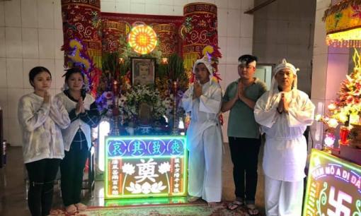 Con trai chia sẻ xúc động trong đám tang nghệ sĩ Chấn Đạt