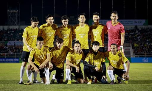 Dàn cầu thủ và sao Việt đình đám thi đấu cống hiến hết mình để gây quỹ cứu trợ miền Trung