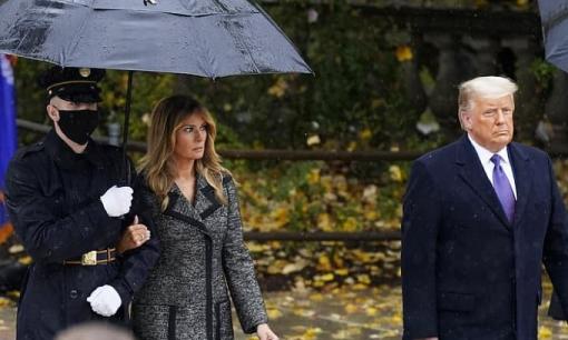 Bà Melania Trump đứng cách xa khỏi chồng, khoác chặt tay người tháp tùng làm bùng lên lần nữa nghi vấn 'đếm từng phút để ly hôn'
