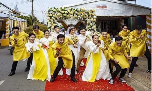 Chú rể dẫn đoàn tấn công qua nhà gái bằng vũ điệu sôi động, cô dâu cùng nhà gái có màn đáp lễ cuồng nhiệt không kém