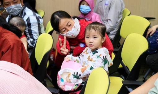 Tiếp nối chương trình vì miền Trung, Điện Máy Xanh mang ‘Tết sớm’ đến trẻ em hở hàm ếch