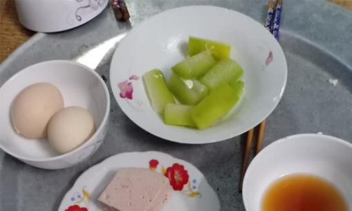 Bà đẻ than thở khi nhìn mâm cơm mẹ chồng nấu chỉ có bí và trứng luộc, người ác khẩu phán: 'Muốn ăn ngon thì tự đi mà nấu'