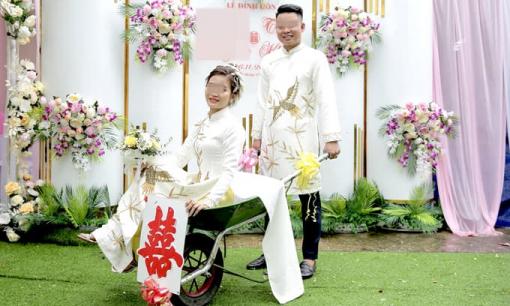 Chú rể Thái Nguyên 'gây bão mạng' khi dùng xe rùa chở tráp đến nhà gái ăn hỏi