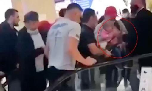 Bé gái kẹt tay vào thang cuốn, hàng chục người nhào tới giải cứu nhưng lại nhận về rất nhiều chỉ trích 