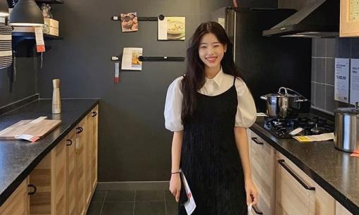 Váy dây bên ngoài + áo sơ mi trong: Một sự kết hợp “vừa cứng vừa mềm” thật thanh lịch và quyến rũ