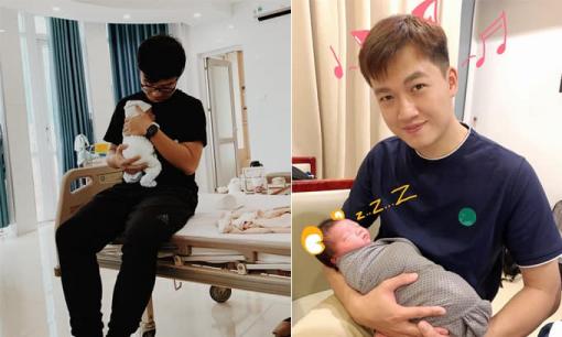 Cùng lên chức bố trong tháng 11, MC Trần Ngọc - Dương Sơn Lâm đăng ảnh ôm ấp cục cưng khiến dân tình 'lụi tim'