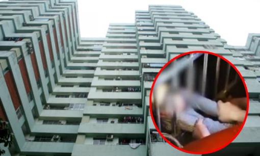 Cậu bé 2 tuổi rơi từ tầng 13, hàng xóm ngay tầng dưới tóm được trong gang tấc