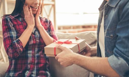 Tán mãi không được, chàng trai đến tận nhà tặng món quà bất ngờ khiến cô gái 'đổ đứ đừ'